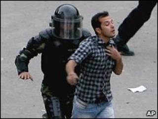 بازداشت تظاهرکننده ایرانی توسط پلیس ضدشورش