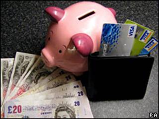 Alcancía, tarjetas de crédito y billetes