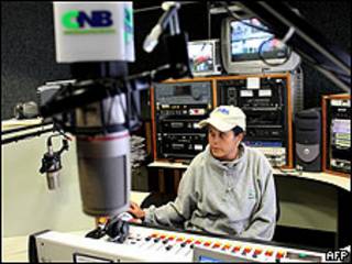 Trabajadora de la radio CNB el pasado 2 de agosto