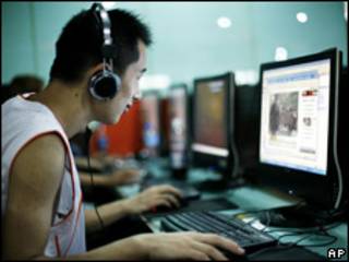 Hombre navegando en internet
