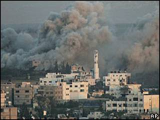 El humo sale de la ciudad de Gaza durante la operación israelí, 13 de enero de 2009