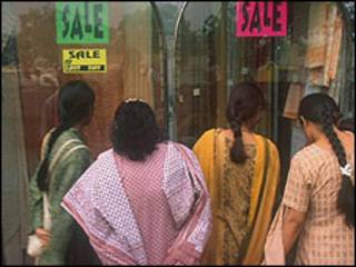 Mujeres frente a vitrina en India