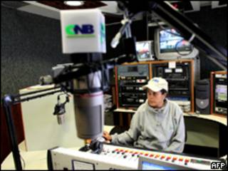 Funcionário no estúdio da rádio CNB, em Caracas (AFP, 2 de agosto)