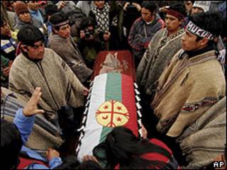 Indígenas mapuches rodean al féretro de Jaime Facundo Mendoza Collío