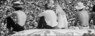 Un grupo de jóvenes asiste al multitudinario concierto de Woodstock en 1969