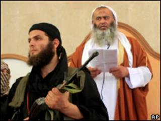 O clérigo Abdel-Latif Moussa (ao fundo) durante o sermão desta sexta-feira (AP)
