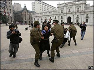 Policía detiene a mapuches frente a La Moneda.