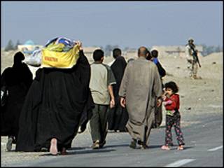 عائلة عراقية تغادر الفلوجة (2004)