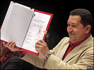 Hugo Chávez muestra su rúbrica en la nueva ley