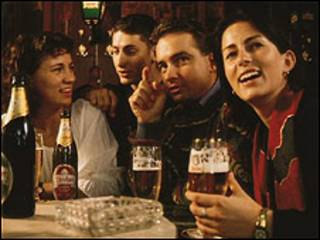 Jóvenes bebiendo cerveza