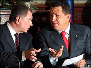 El viceprimer ministro ruso, Igor Sechin, con Hugo Chávez, presidente de Venezuela. Foto de Archivo.
