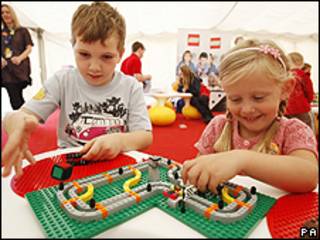 Niños jugando con legos