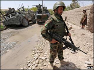 Soldado afeg'ao faz patrulha na Província de Uruzgan, na região central do país (AFP, 17 de agosto)