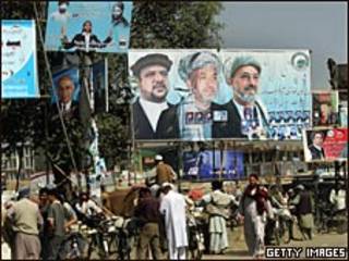 Carteles de campaña en Kabul.