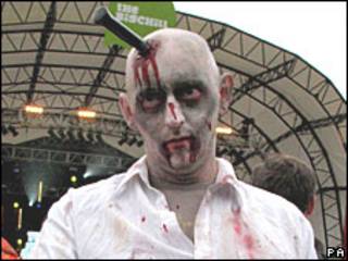 Joven disfrazado de zombie.