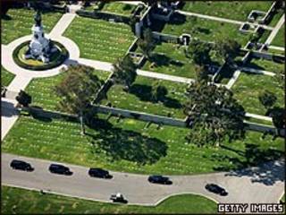 Uno de los cementerios del complejo de Forest Lawn.