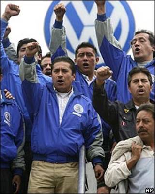 Empleados en huelga en la sede de Volkswagen en Puebla, México.