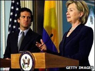 O chanceler colombiano, Jaime Bermúdez e a secretária de Estado dos EUA, Hillary Clinton. Foto Getty Images