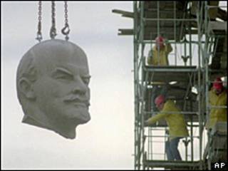 Retirada de una estatua de Lenin. Imagen de archivo.
