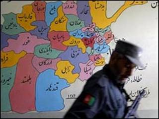 سرباز افغان در کنار نقشه افغانستان