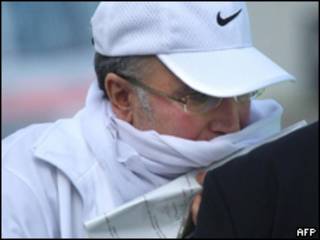 Ali al-Megrahi no aeroporto de Glasgow, na Escócia, pouco antes de partir para a Líbia (AFP)