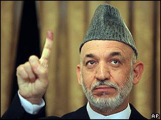 Hamid Karzai, tras votar en las elecciones