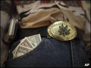 Muñeco disfrazado de narcotraficante en el Museo de la droga de México.