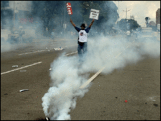 Polícia usou gás lacrimonênio para dispersar protesto.