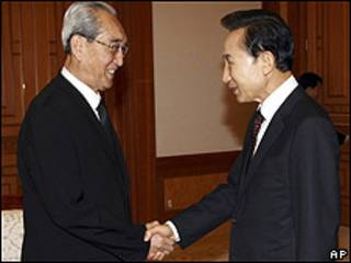 El presidente de Corea del Sur, Lee Myung-bak (dcha.), con el representante norcoreano Kim Ki Nam