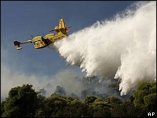 Avión cisterna lanza agua sobre incendio en Grecia