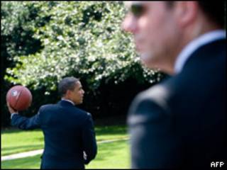 Obama protegido de cerca por un agente del servicio secreto