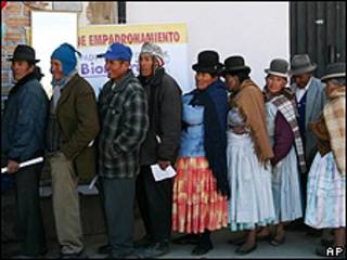 Bolivianos en Calamarca haciendo cola