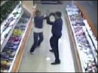 Кадры съемок камер наблюдения в магазине, где стрелял Денис Евсюков