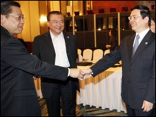 Bộ trưởng Công Thương Vũ huy Hoàng và Chủ tịch ABAC Teng Theng Dar hình chụp tại Singapore tháng Bảy 2009