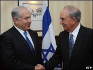 O premiê israelense Binyamin Netanyahu e o enviado especial dos EUA, George Mitchell (AFP, 26 de agosto)