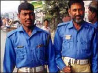 Policiás en Dhaka