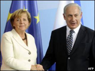 A chanceler alemã Angela Merkel e o premiê israelense Binyamin Netanyahu (AFP, 27 de agosto)