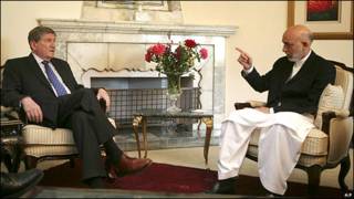 Hamid Karzai con Richard Holbrooke en una foto de archivo.