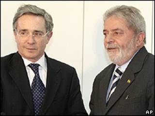 Uribe e Lula durante encontro em Brasília