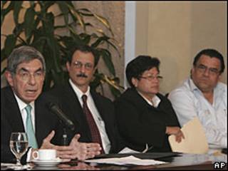 Oscar Arias y delegados del gobierno interino de Honduras