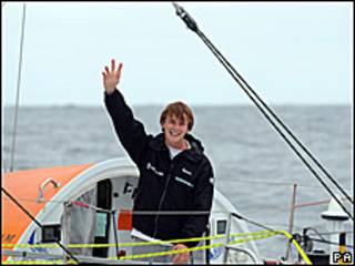 Mike Perham y su velero