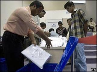 فرز الأصوات في الانتخابات الأفغانية