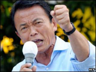 O primeiro-ministro japonês, Taro Aso, durante comício neste sábado (AFP)