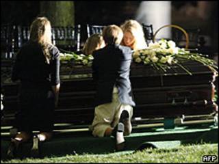 La familia de Ted Kennedy alrededor del féretro.