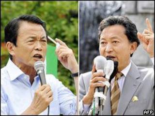 Hai ông Taro Aso (tay trái) và Yukio Hatoyama (tay phải)