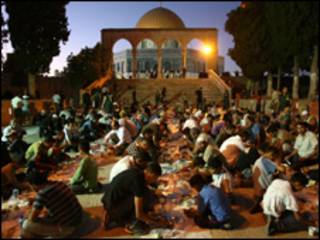 مائدة افطار في القدس
