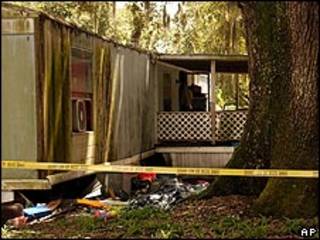 Vista del hogar móvil donde ocurrió el crimen.