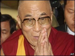 O Dalai Lama chega a estação ferroviária no sul de Taiwan (AP)