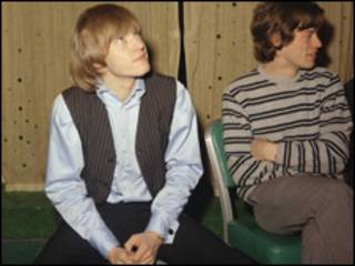 Brian Jones, guitarrista, y Mick Jagger, vocalista de The Rolling Stones, en 1965