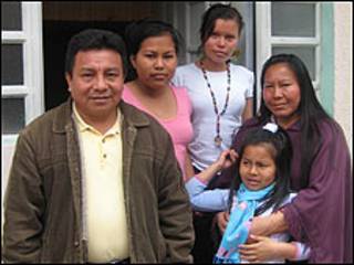 Simón Valencia y su familia